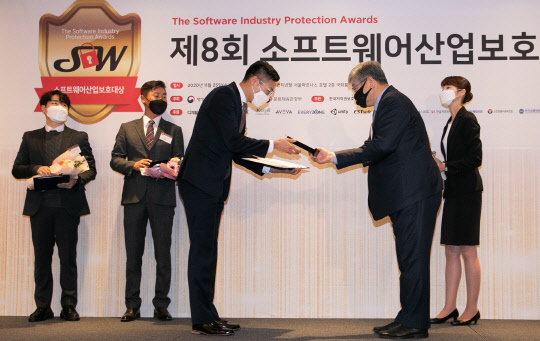 박학용(오른쪽) 디지털타임스 대표가 디지털타임스 사장상을 시상하고 있다.    박동욱기자fufus@